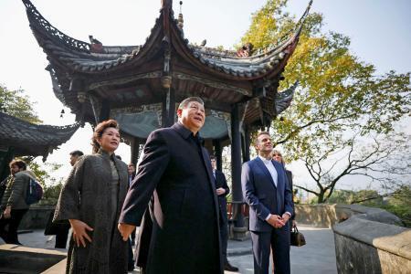　中国四川省の世界遺産「都江堰」を訪れた中国の習近平国家主席（中央）とフランスのマクロン大統領（右）＝５日、中国四川省都江堰市（ロイター＝共同）