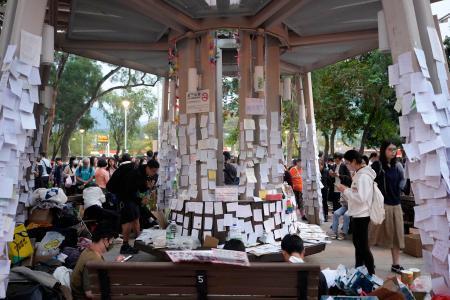 　火災が起きた高層住宅群近くの公園に張られた市民の追悼メッセージ＝７日、香港（共同）
