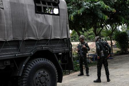 　タイ・スリン県で軍用車の近くに立つタイ軍兵士＝７月（ゲッティ＝共同）