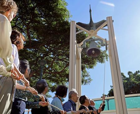 　ホノルルにある「長崎の鐘」を鳴らす長崎の被爆者団体代表団ら＝８日、米ハワイ（共同）