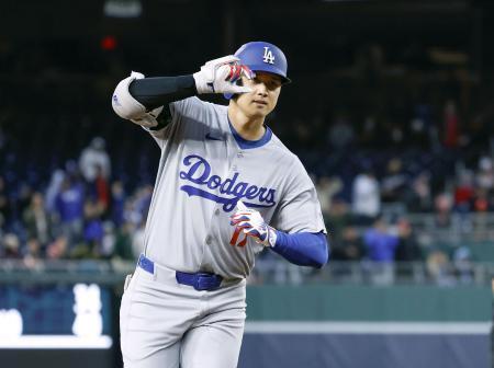 　本塁打を放ちポーズをとりながら塁を回る、ロサンゼルス・ドジャースの大谷翔平選手＝４月、ワシントン（共同）