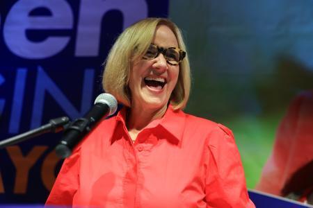 　米マイアミ市長選で勝利した民主党系のアイリーン・ヒギンズ氏＝９日、マイアミ（ゲッティ＝共同）