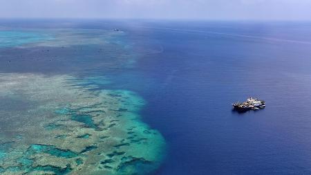 中国軍、フィリピン小型機を駆逐 スカボロー礁で追跡