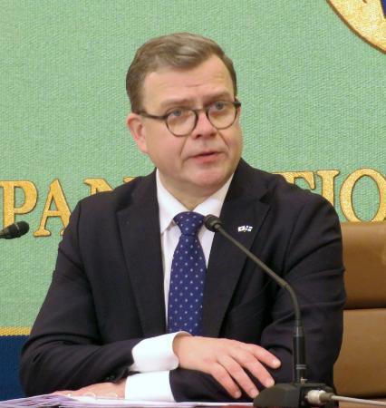 フィンランド首相が謝罪 連立与党議員「つり目」ポーズで