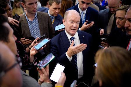 　取材に応じるクーンズ米上院議員＝１６日、ワシントン（ゲッティ＝共同）