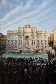 　１９日、ローマの「トレビの泉」を訪れた観光客ら（ＡＰ＝共同）