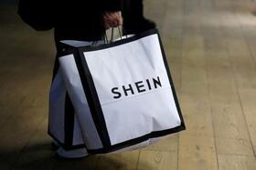 　ＳＨＥＩＮのバッグを持つ買い物客＝１１月、パリ（ロイター＝共同）