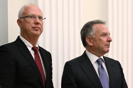 　米国のウィットコフ和平交渉担当特使（右）とロシアのドミトリエフ大統領特別代表＝２日、モスクワ（ＡＰ＝共同）