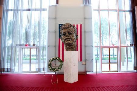 　ケネディ・センターにあるケネディ元米大統領の銅像＝２０１３年１１月、ワシントン（ＡＰ＝共同）