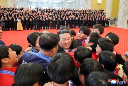 　サッカーのＵ-１７女子ワールドカップで優勝した北朝鮮の選手や監督らをねぎらう金正恩朝鮮労働党総書記（中央）＝２７日、平壌の万寿台議事堂（朝鮮中央通信＝共同）