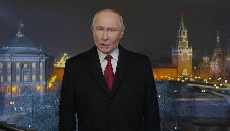 　ロシアの国民向けに新年のメッセージを話すプーチン大統領（ロシア大統領府提供・共同）