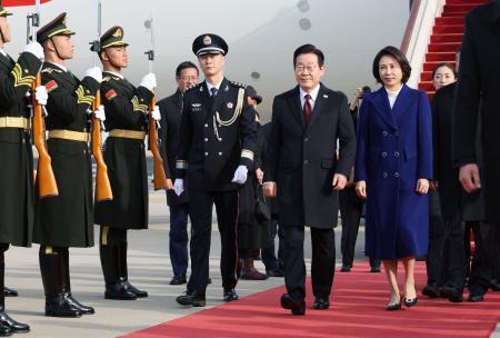 　４日、中国・北京の空港に到着した韓国の李在明大統領と妻の金恵景氏（聯合＝共同）