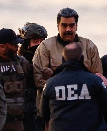 　ヘリポートから裁判所に向かうベネズエラのマドゥロ大統領（右奥）＝５日、米ニューヨーク・マンハッタン（ロイター＝共同）