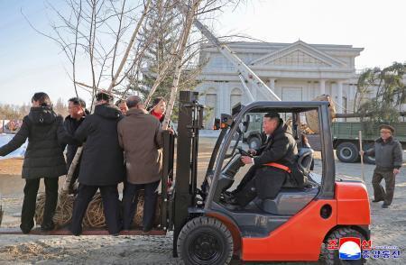 正恩氏、ロシア派兵記念館で植樹 平壌に建設中、戦死者弔う