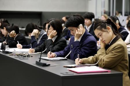 　スイス・ジュネーブで、軍縮会議の内容を聞いてメモを取る高校生平和大使ら＝２０２５年９月（共同）