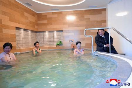 　北朝鮮北東部の咸鏡北道鏡城郡で完工式が開かれた温泉保養所を視察する金正恩朝鮮労働党総書記（右端）＝２０日（朝鮮中央通信＝共同）