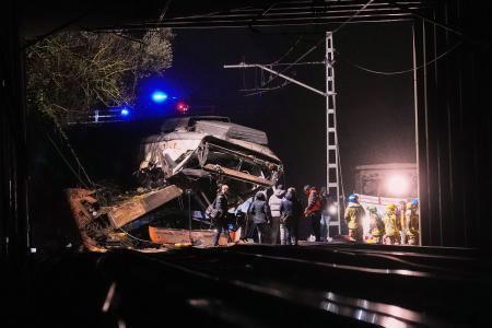 スペインまた列車脱線、１人死亡　バルセロナ近郊、線路に擁壁崩落