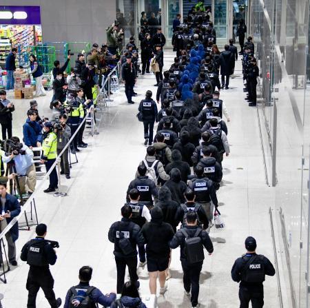 　フィッシング詐欺に関与した疑いなどでカンボジアから韓国・仁川国際空港に到着した送還者ら＝２３日（共同）