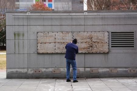 　奴隷制を伝える展示物が撤去された場所を撮影する人＝２３日、米東部フィラデルフィア（ＡＰ＝共同）