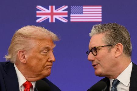 　ロンドン郊外で記者会見するトランプ米大統領（左）とスターマー英首相＝２０２５年９月１８日（ロイター＝共同）