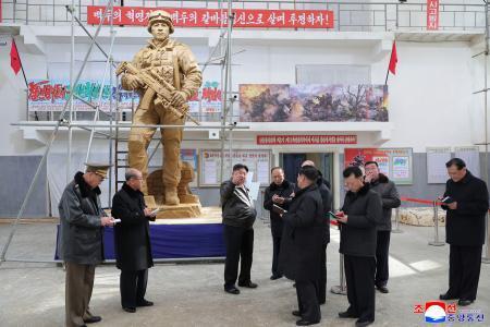 北朝鮮にロシア派兵部隊の立像　「血盟関係」後世に継承か