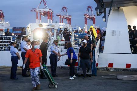　フィリピンの首都マニラの港に到着した、沈没した船の乗員ら＝２６日（ゲッティ＝共同）
