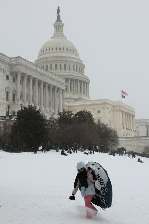 ２５日、ワシントンの米議会議事堂近くを歩く人（ロイター＝共同）