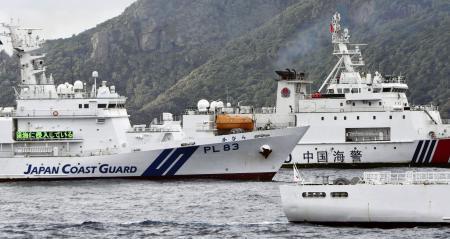 　沖縄県・尖閣諸島の魚釣島周辺を航行する海上保安庁の巡視船（手前）と中国海警局の船＝２０２４年４月