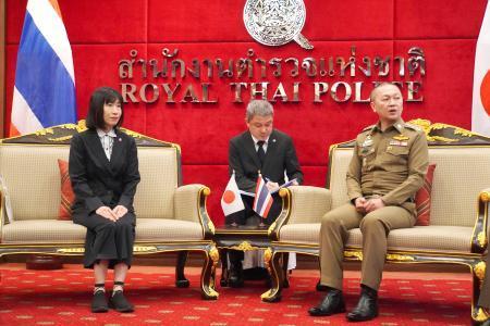 　バンコクで会談する警察庁の植木百合子・保安課風俗環境対策室長（左）とタイ警察のタッチャイ副長官（右）＝３日（共同）