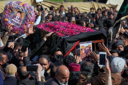 　パキスタン首都イスラマバードのモスクで起きた自爆で、犠牲になった子どものひつぎを運ぶ人々＝７日、イスラマバード（ＡＰ＝共同）