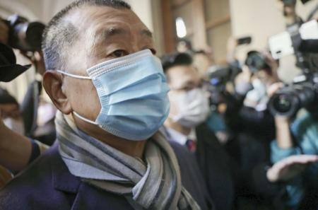 　２０２０年１２月、審理のため裁判所に到着した香港紙、蘋果日報（リンゴ日報）創業者の黎智英氏＝香港（共同）