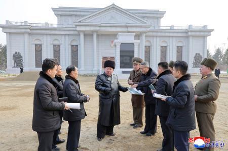 　ロシア支援のために派遣された北朝鮮軍の功績をたたえる「海外軍事作戦戦闘偉勲記念館」の建設現場を視察する金正恩朝鮮労働党総書記（左から４人目）＝１３日、平壌（朝鮮中央通信＝共同）