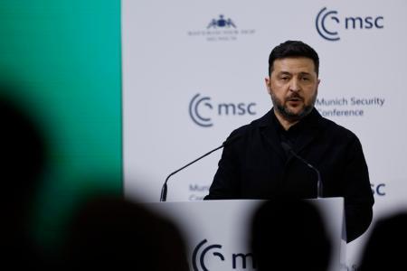 　ミュンヘン安全保障会議で演説するウクライナのゼレンスキー大統領＝１４日、ドイツ・ミュンヘン（ゲッティ＝共同）