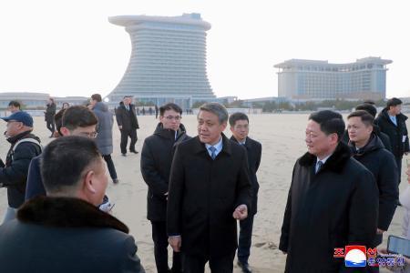 　北朝鮮東部・江原道の元山葛麻海岸観光地区のリゾート施設を訪れた中国の王亜軍駐北朝鮮大使（手前中央）＝１４日（朝鮮中央通信＝共同）