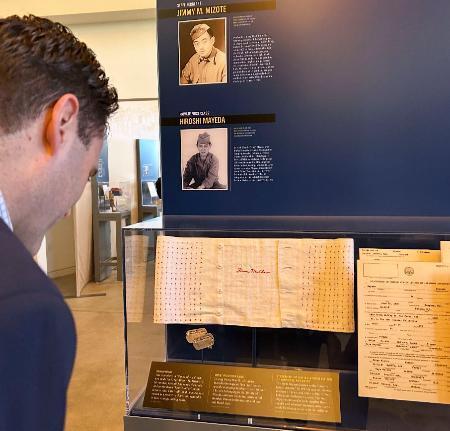 　２０日、米サンフランシスコで内覧会が開かれた日系人兵士の特別展で千人針を見る来場者（共同）