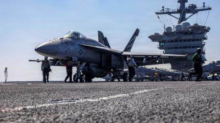 　アラビア海に展開中の米空母上の艦載機＝１５日（米海軍提供、ロイター＝共同）
