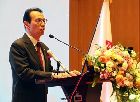 　天皇誕生日の祝賀レセプションであいさつする金杉憲治駐中国大使＝２７日、北京の日本大使館（共同）