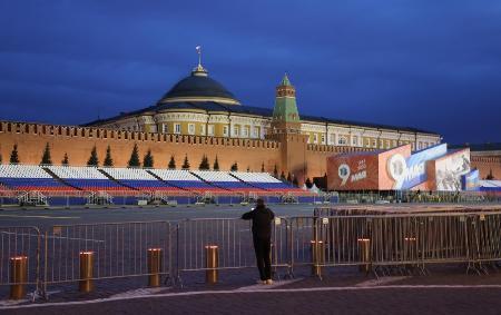 　モスクワのクレムリン前の赤の広場の警戒に当たる警察官＝２０２３年（ゲッティ＝共同）