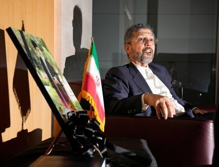 　インタビューに答えるイランのサイード・ハティブザデ外務次官＝１日午後、東京都港区のイラン大使館