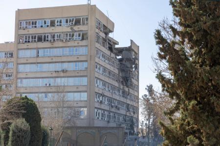 イランから邦人2人退避 日本政府がバス手配