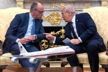 　会談するトランプ米大統領（右）とドイツのメルツ首相＝３日、ホワイトハウス（ＡＰ＝共同）