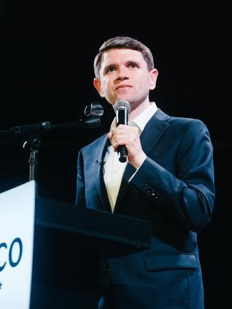 　米テキサス州サンアントニオでの集会で発言するタラリコ州下院議員＝１日（ＡＰ＝共同）