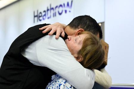 中東地域のハブ空港で混乱続く　２万便欠航、旅行客足止めも