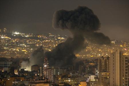 　イスラエルの攻撃を受け煙が上がるレバノン・ベイルートの街＝５日（ゲッティ＝共同）