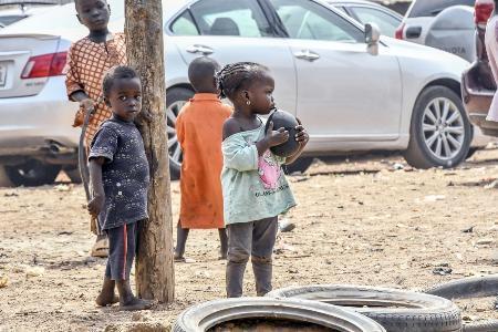 　ナイジェリア・アブジャの避難民キャンプの子どもたち＝昨年１２月（中野智明氏撮影・共同）