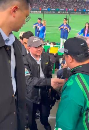 　東京ドームを訪れた卓栄泰氏（中央）＝７日（中央通信社＝共同）