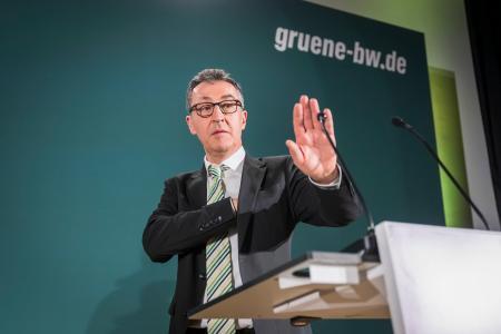 　ドイツのバーデン・ビュルテンベルク州議会選で首位を維持した緑の党のエズデミル氏＝８日、シュツットガルト（ゲッティ＝共同）