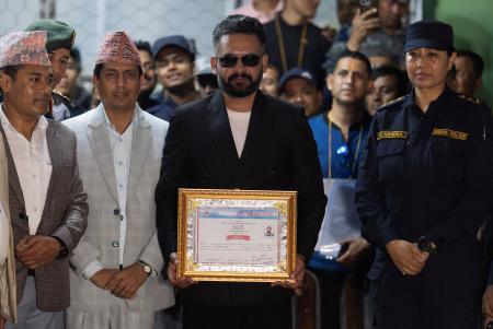 　ネパールの国民独立党（ＲＳＰ）のシャハ前カトマンズ市長（中央）＝７日、東部ジャパ（ロイター＝共同）