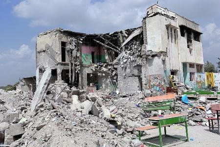 イラン・ミナブで破壊され、がれきが散乱する小学校＝５日（ゲッティ＝共同）