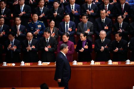 　中国の人民政治協商会議の閉幕式に臨む習近平国家主席（手前）＝１１日、北京の人民大会堂（共同）